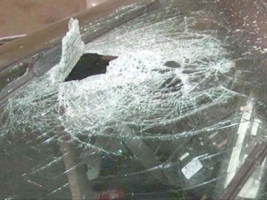 Mai mulţi indivizi cu aspiraţii de interlopi au distrus un BMW Seria 7, cu şoferul înăuntru
